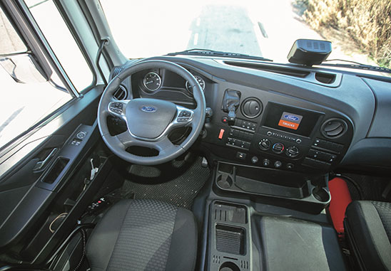 El puesto de conducción destaca por su sencillez contactofline2