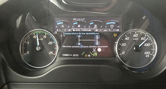 El cuadro de mandos combina relojes analógicos con pantalla digital contactofline3