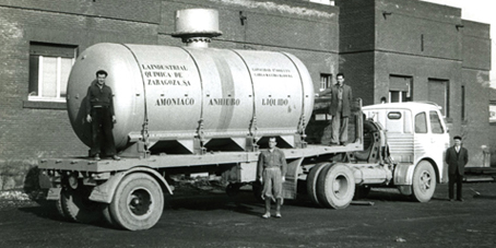 Uno de los vehículos-cisterna (de transporte de amoniaco), de la empresa Transportes Mineros, de la que Ortíz es consejo delegado. Uno de los vehículos-cisterna (de transporte de amoniaco), de la empresa Transportes Mineros, de la que Ortíz es consejo delegado.