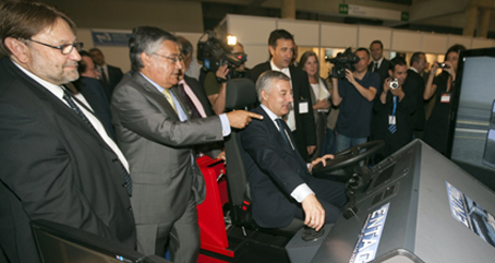 El ministro de Fomento, José Blanco, probó uno de los simuladores que CEFTRAL expuso en el SIL