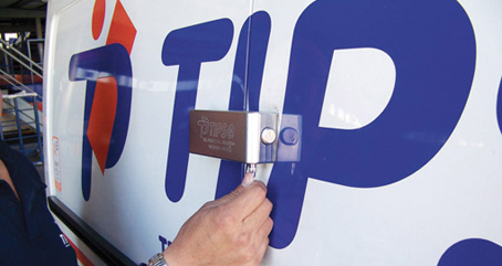 Los vehículos de muchas empresas de paquetería montan cierres especiales de seguridad para impedir que las puertas sean forzadas.