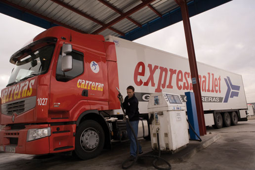 Transportista repostando