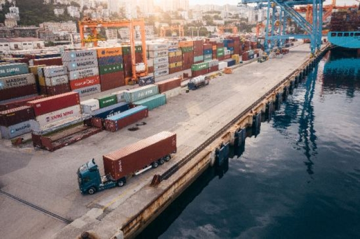 Cuándo se puede superar el límite legal para el transporte intermodal, según la ley