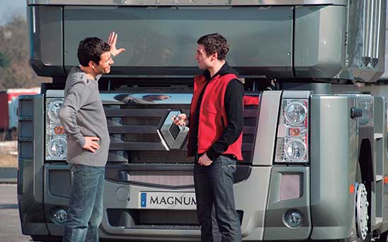 camioneros delante de camión Renault Trucks camioneros delante de camión Renault Trucks