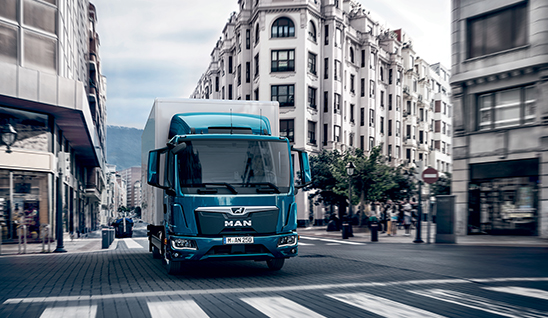 Camión MAN transporte en ciudad Camión MAN transporte en ciudad
