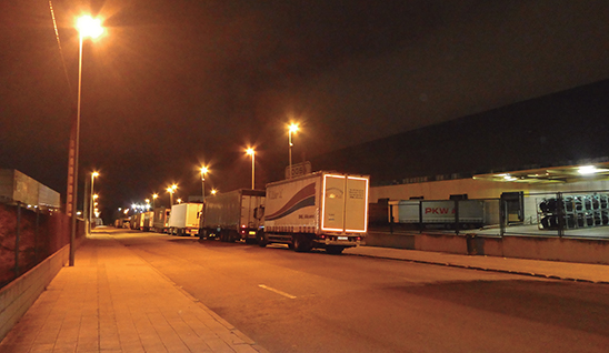 Camiones esperando para carga y descarga Camiones esperando para carga y descarga