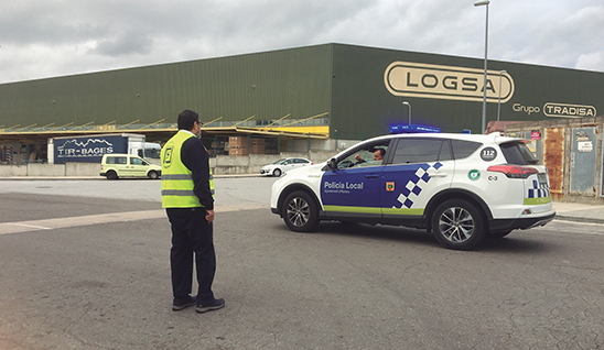 Camión haciendo transporte durante coronavirus Camión haciendo transporte durante coronavirus