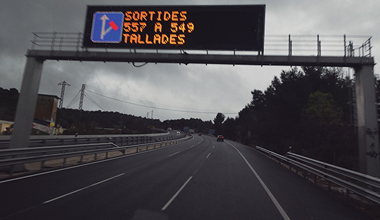 Camión haciendo transporte durante coronavirus Camión haciendo transporte durante coronavirus