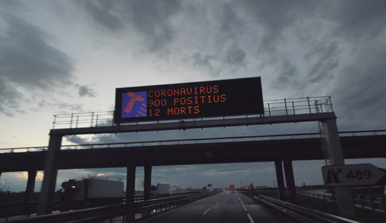 Camión haciendo transporte durante coronavirus Camión haciendo transporte durante coronavirus