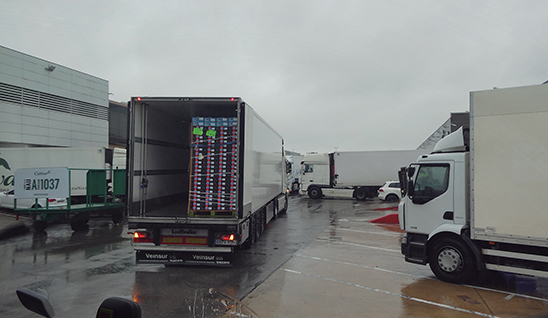 Camión haciendo transporte durante coronavirus Camión haciendo transporte durante coronavirus