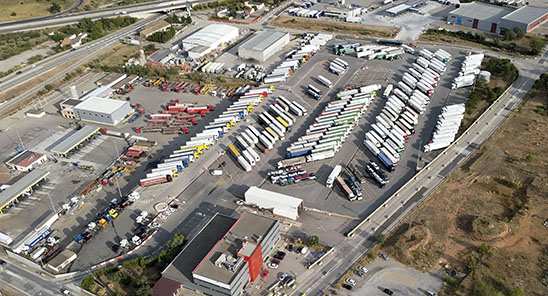Dossier áreas de estacionamiento seguro y protegido Vista área aparcamiento para camiones de Padrosa