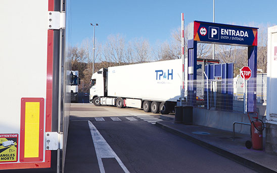 Dossier áreas de estacionamiento seguro y protegido Se busca la seguridad en los aparcamientos para camiones