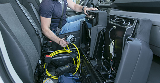 Prueba MAN eTGE 3.140 Cables de recarga bajo la banqueta doble