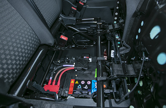 Batería bajo la banqueta doble