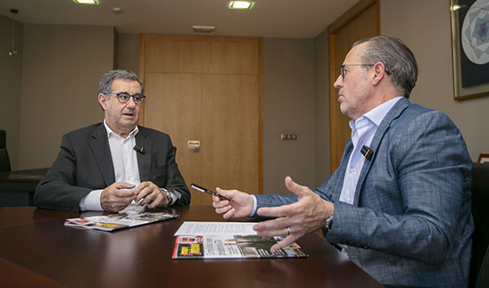 Carmelo González contesta a las preguntas de Saúl Camero, director de la revista Transporte Profesional ecarmelo3