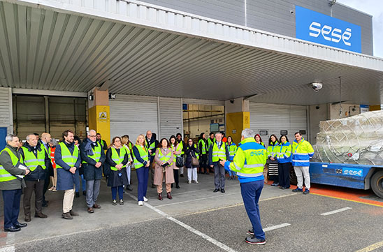 Eurodiputados en la terminal de carga aérea de Sesé seseurodiputados