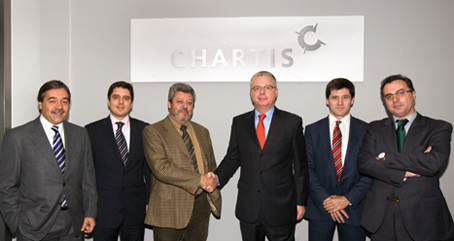 Representantes de Chartis y CETM SEGUROS, en el momento de firmar el compromiso de colaboración. 