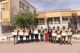 Grupo de graduados en la Academia de Aprendices de MAN