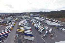 Aparcamiento lleno de camiones