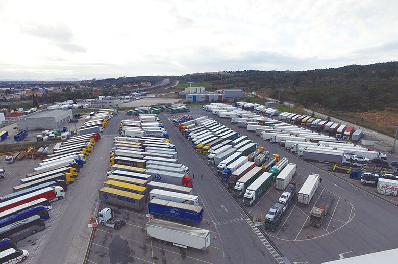 Dossier parkings de camiones solos ante el peligro Transporte