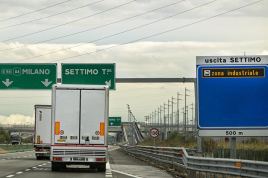 Autopista italiana con camiones
