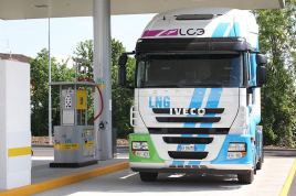 Camión repostando gas natural