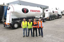 De izquierda a derecha, Francisco Pruñorosa y Mario Belles (Transportes Franpama), Eduardo de la Fuente (director comercial de Feldbinder Ibérica para España/Portugal) y Carlos Martín (director de operaciones de Lecitrailer)