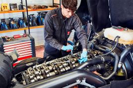 Trabajador en un taller con un camión