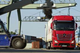 Camión en terminal portuaria