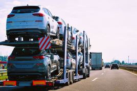Camión portavehículos en carretera