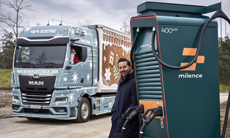 El camión navideño de MAN entrega las dos primeras estaciones de carga en el FC Bayern de Munich