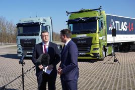 El comisario europeo de Transporte, en las instalaciones de MAN