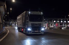Conducción nocturna de un MAN eTruck