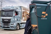 El camión navideño de MAN entrega las dos primeras estaciones de carga en el FC Bayern de Munich